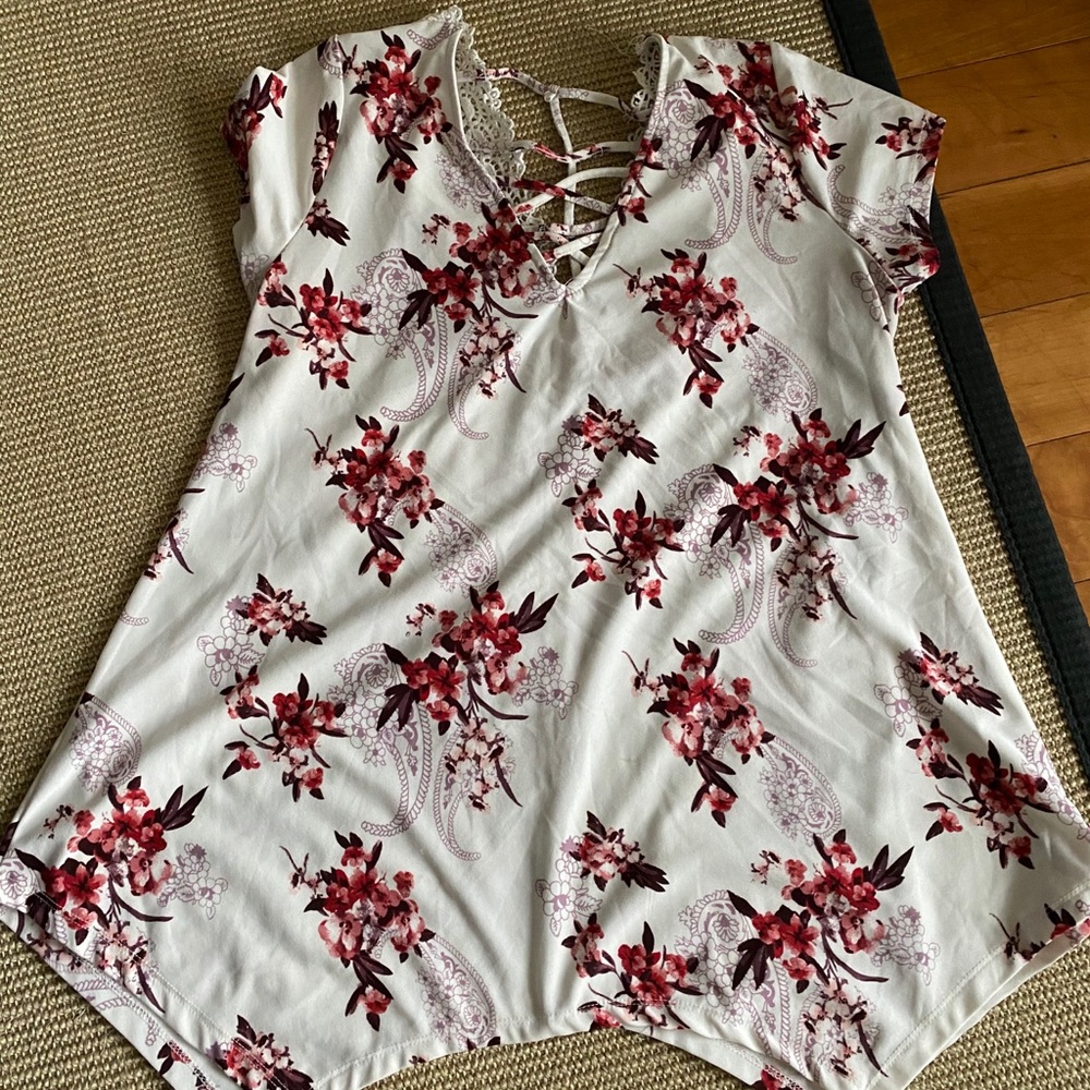 Daytrip white floral v-neck
